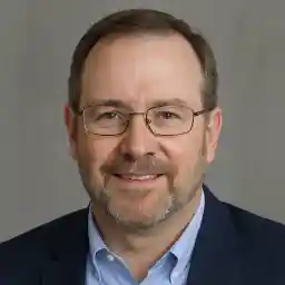 Photo de Julien Moreau, joueur de Lyon partageant son expérience sur Brutal Casino FR. Il souligne la simplicité du site et rappelle que le casino reste un jeu d’amusement, pas un moyen de gagner de l’argent.